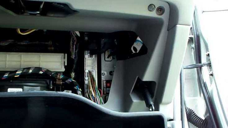 Расположение салонного фильтра в Toyota Camry