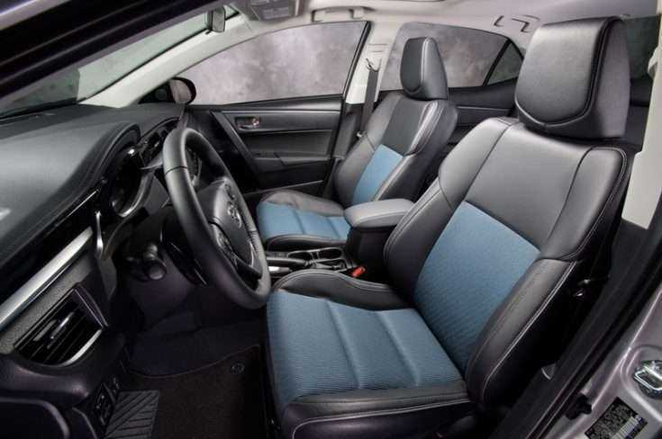 Установленные чехлы сидений Toyota Corolla