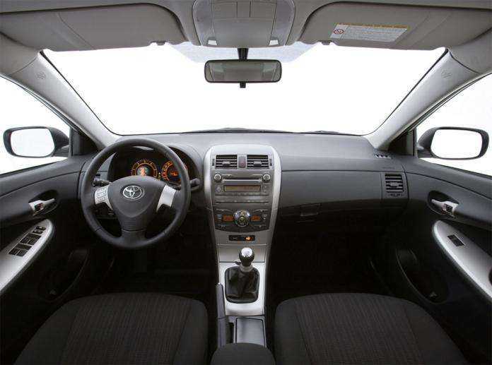 Салон Toyota Corolla в простой комплектации