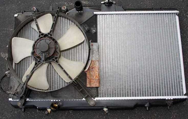 Демонтированный радиатор с Toyota Corolla
