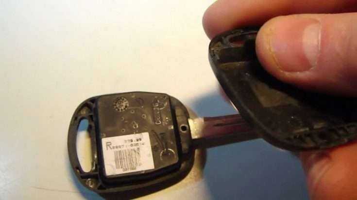 Замена батарейки в ключе Toyota Corolla