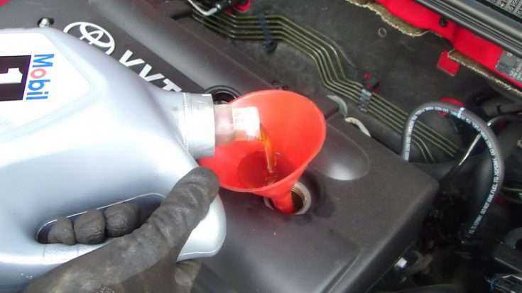 Замена моторного масла в двигателе Toyota Corolla