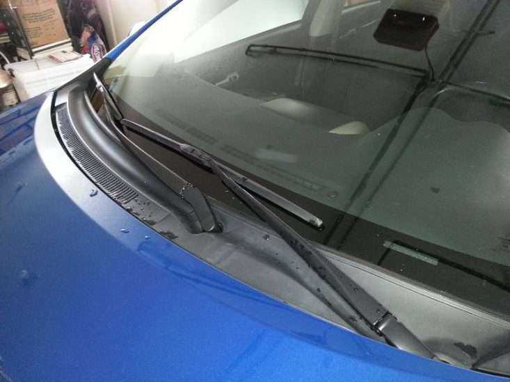 Установленные щетки стеклоочистителя Toyota Corolla