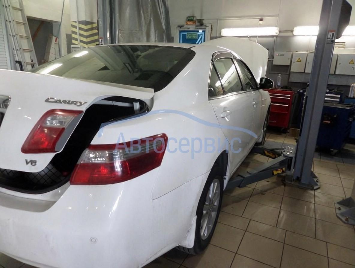 Toyota Camry в процессе ремонта ходовой части